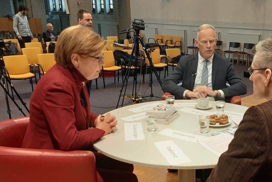 Opname pilot uitzending (16-12-2020) met Maartje van Weegen en burgemeester Han ter Heegde. Beeld & montage: GooiTV